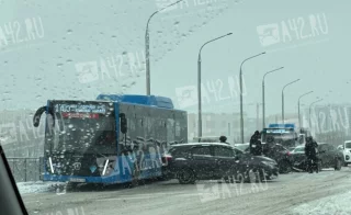 Пробка собирается на Кузбасском мосту в Кемерове из-за ДТП из трёх машин