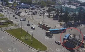 В Кемерове момент столкновения трамвая с автобусом на площади у вокзала попал на видео