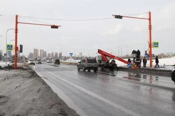 Фото: В Кемерове напротив ледового дворца «Кузбасс» начали установку светофоров 1