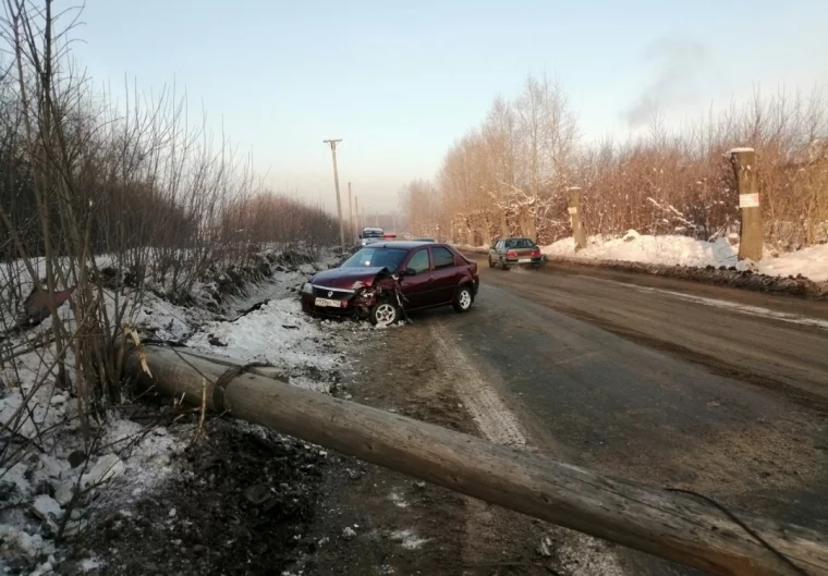 Фото: В Кузбассе после ДТП столб упал на проезжую часть 2
