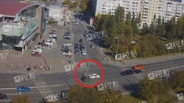 Фото: В Кемерове автомобиль такси попал в жёсткое ДТП у «Гринвича» 1