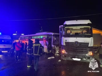 Фото: В Костроме столкнулись пассажирский автобус и грузовой автомобиль 1