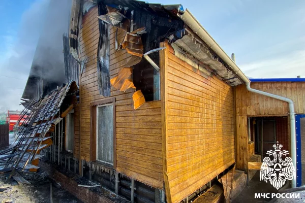 В Кузбассе загорелись жилой дом и гараж