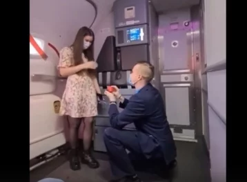 Фото: Бортпроводник рейса «Тюмень — Москва» сделал возлюбленной предложение в небе 1