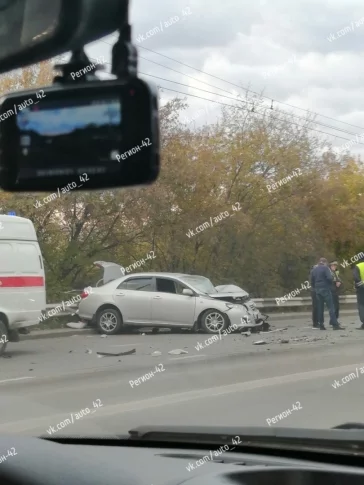 Фото: Жёсткая авария произошла на Кузбасском мосту в Кемерове  3