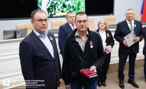 Илья Середюк наградил кузбассовца, спасшего из горящего дома 5 детей