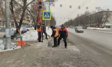 Фото: В Кемерове с гололёдом на дорогах сражаются 210 человек 3