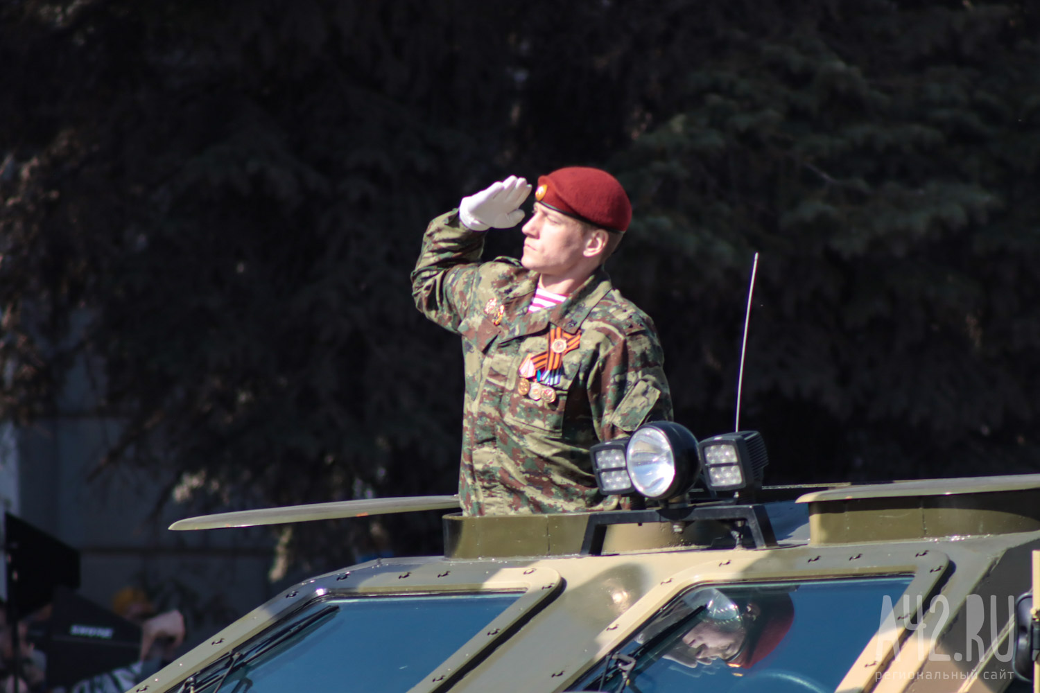 День Победы в Кемерове: марш военной техники, «Бессмертный полк» и праздничный салют