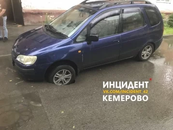 Фото: В Кемерове автомобиль провалился в асфальт 1