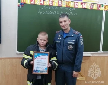 Фото: В Кузбассе 10-летний мальчик разбудил спящих в горящем доме людей 1