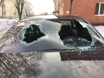 Фото: В Кузбассе женщина отомстила сопернице, серьёзно повредив её авто 1