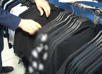 Фото: В кемеровском бутике полицейские нашли одежду с наркотической символикой 4