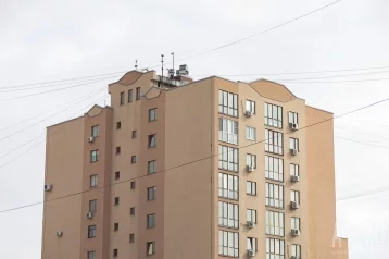 Фото: «Девять жизней»: кузбассовцев шокировала женщина, которая мыла окна на высоте без страховки 1
