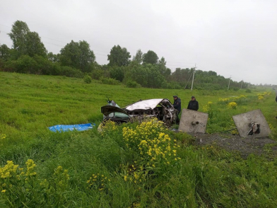 В Красноярском крае в ДТП с грузовиком погибли четыре человека, трое пострадали 