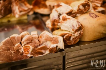 Фото: На рынке в Кемерове торговали опасными свининой и говядиной без документов 1