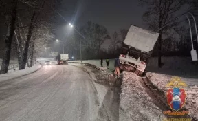 В Новокузнецке большегруз врезался в столб: водитель был лишён прав