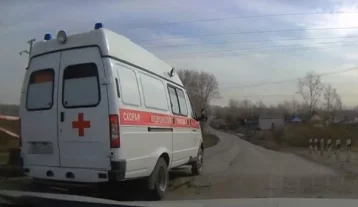 Фото: Обгонял машины: в Новокузнецке оштрафовали водителя скорой помощи 1