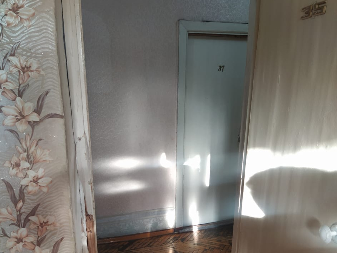 Кузбассовец ошибся этажом и ногой выбил дверь чужого номера в гостинице 