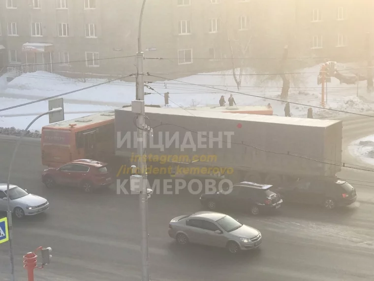 Фото: Автобус и фура столкнулись на перекрёстке в Кемерове 2