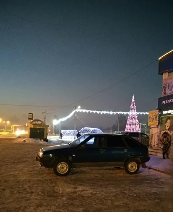 Фото: Старую новогоднюю ель с кемеровской площади Советов установили в пгт Промышленная 1