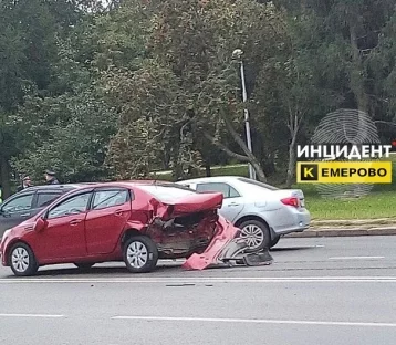 Фото: На бульваре Строителей в Кемерове столкнулись три авто 1