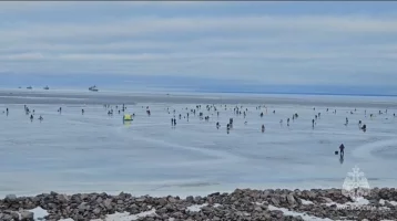 Фото: 35 рыбаков снова унесло на льдине в Финский залив 1