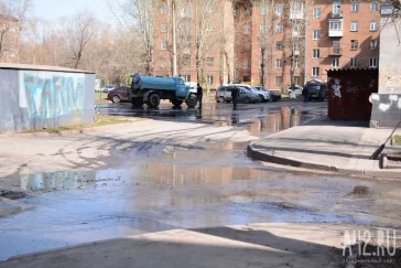 Фото: В одном из дворов в центре Кемерова образовался потоп 2