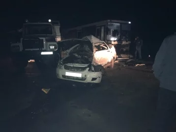 Фото: В Кузбассе столкнулись автобус и легковой автомобиль, есть погибшие 1