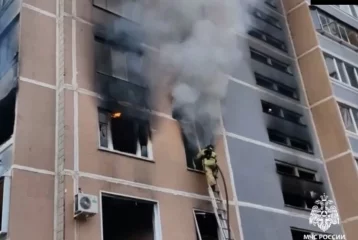 Фото: 112: в многоэтажке в Ульяновске прогремел взрыв, горят три квартиры 1