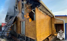 В Кузбассе загорелись жилой дом и гараж