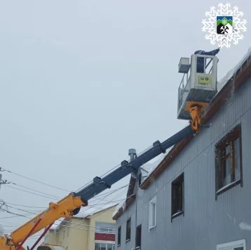 Фото: Власти прокомментировали сход снега с крыши дома на людей в Шерегеше 1