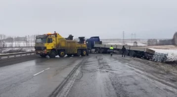Фото: Участок трассы Кемерово — Новокузнецк перекрыли из-за опрокинувшегося грузовика 1