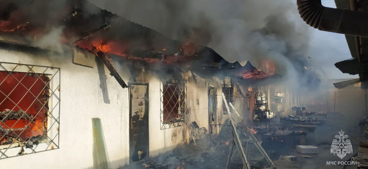 Огонь охватил 1000 «квадратов» рынка в Кабардино-Балкарии