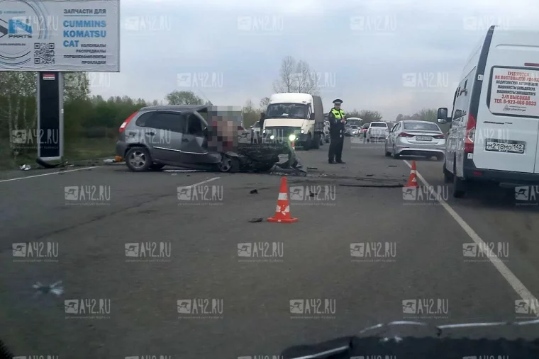 Фото: В серьёзном ДТП с машиной приставов под Новокузнецком погибла женщина  2