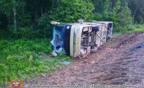Автобус с 13 работниками строительной компании опрокинулся в Хабаровске