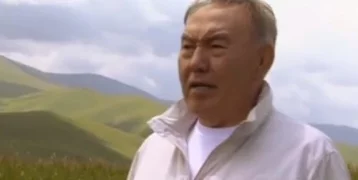 Фото: Экс-президент Казахстана сочинил песню и снял к ней клип 1