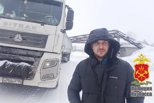 В Кузбассе грузовик простоял на трассе 10 дней из-за поломки