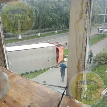 Фото: «Отказали тормоза»: очевидцы рассказали о серьёзном ДТП в Кемерове 1