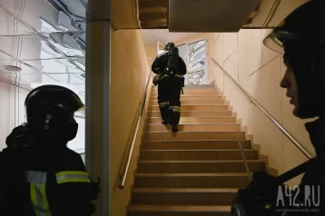 Фото: В Кузбассе ночной пожар в частном доме тушили восемь человек 1