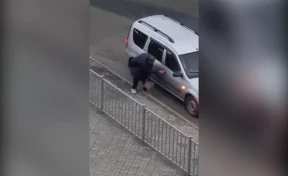 Главе Междуреченска скинули запись, как мужчина украл городские тротуарные плиты