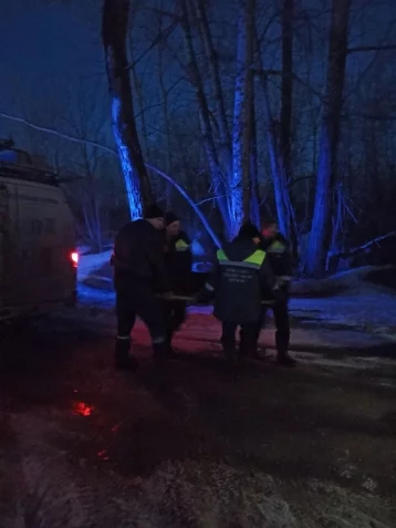Фото: В Новокузнецке рыбак сломал ногу и застрял на льду озера 2