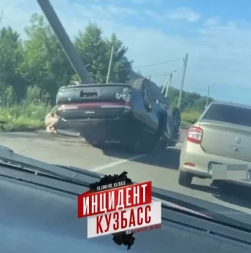 Фото: В Кемерове перевернулась иномарка с пассажирами 1