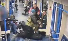 В московском метро мужчина устроил поножовщину, конфликт попал на видео