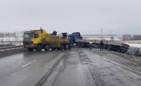 Участок трассы Кемерово — Новокузнецк перекрыли из-за опрокинувшегося грузовика