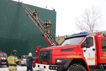 Фото: К кемеровскому ТЦ приехали пожарные машины 3