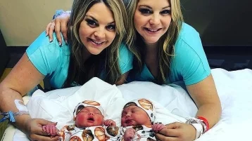 Фото: В США «бесплодные» сёстры-близнецы родили сыновей в один день 1