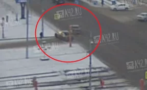 Автомобиль врезался в дорожный знак в Кемерове: ДТП попало на видео
