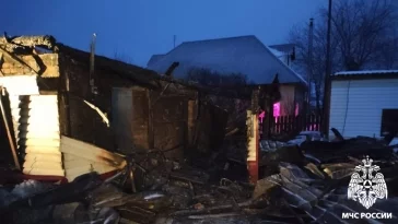 Фото: В Кузбассе ночной пожар уничтожил частный дом 1