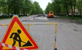 В Кемерове на Весенней улице начали демонтировать тротуарную плитку