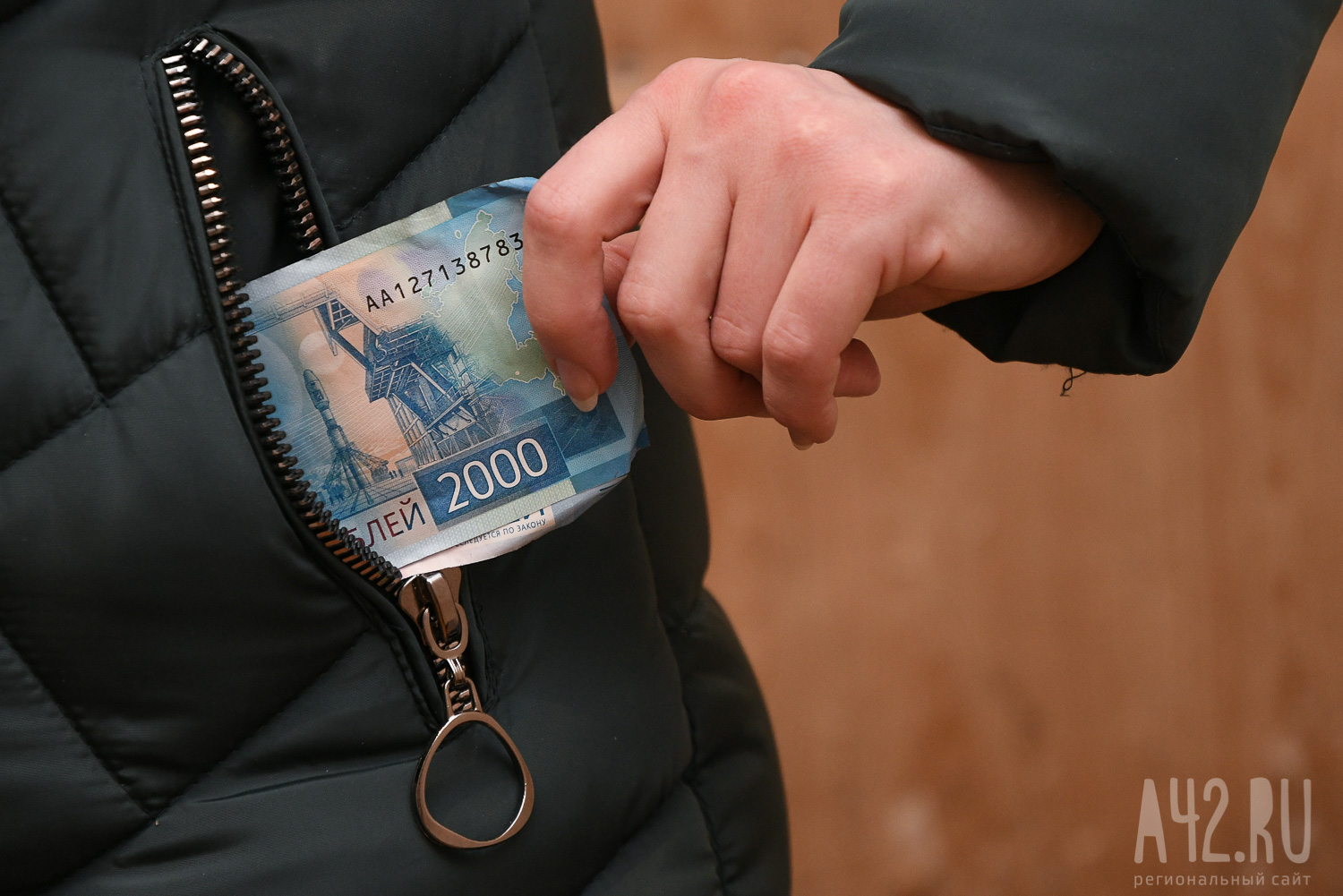 В Кемерове горничная украла из сейфа хозяйки 150 тысяч рублей